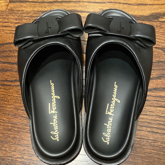 2021 Salvatore Ferragamo, authentic leather bow slides like new size 9.5 - Picture 2 of 7